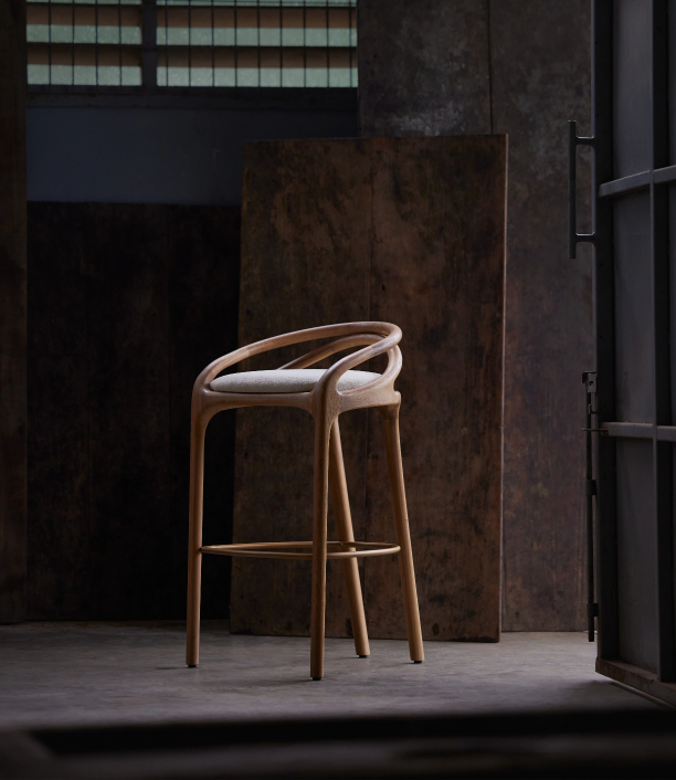 Aleta_bar_stool_varnished_oak_brass_coloured_metal_Ivory_chenille_50209_Ethnicraft_Morpho_by_Tomorrowland