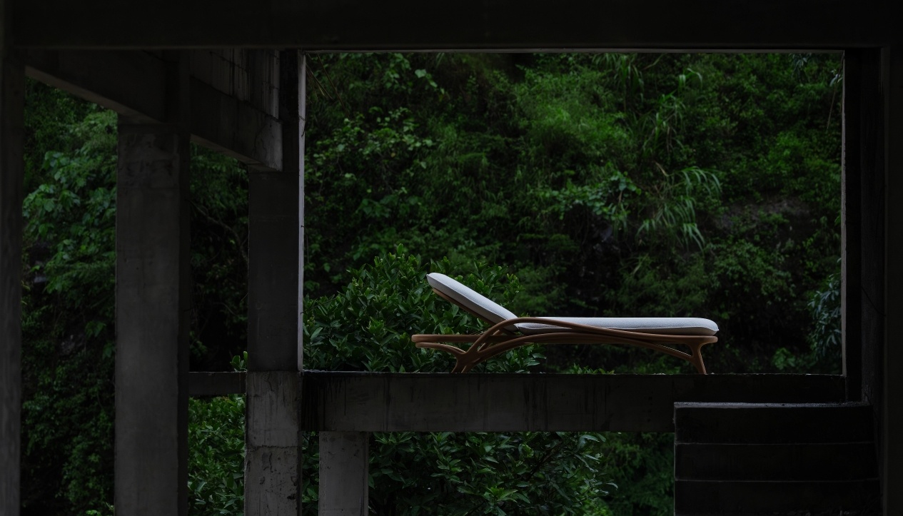 Morpho_Zen_adjustable_lounger_teak_beige_bouclé_Ethnicraft