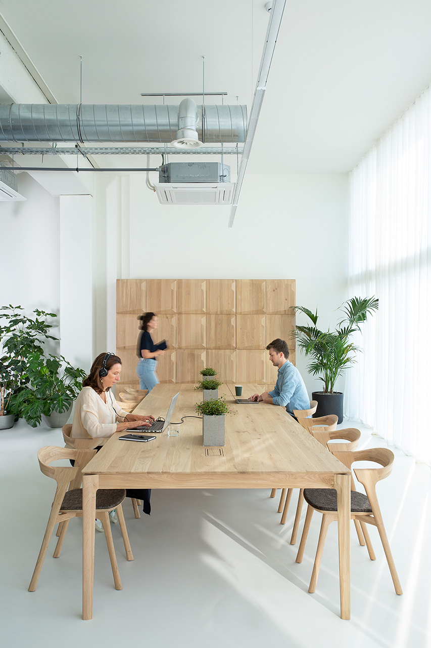 51513_Oak_Bok_cowork_desk_&_51489_Oak_Bok_chair_fabric_&_Oak_lockers_2